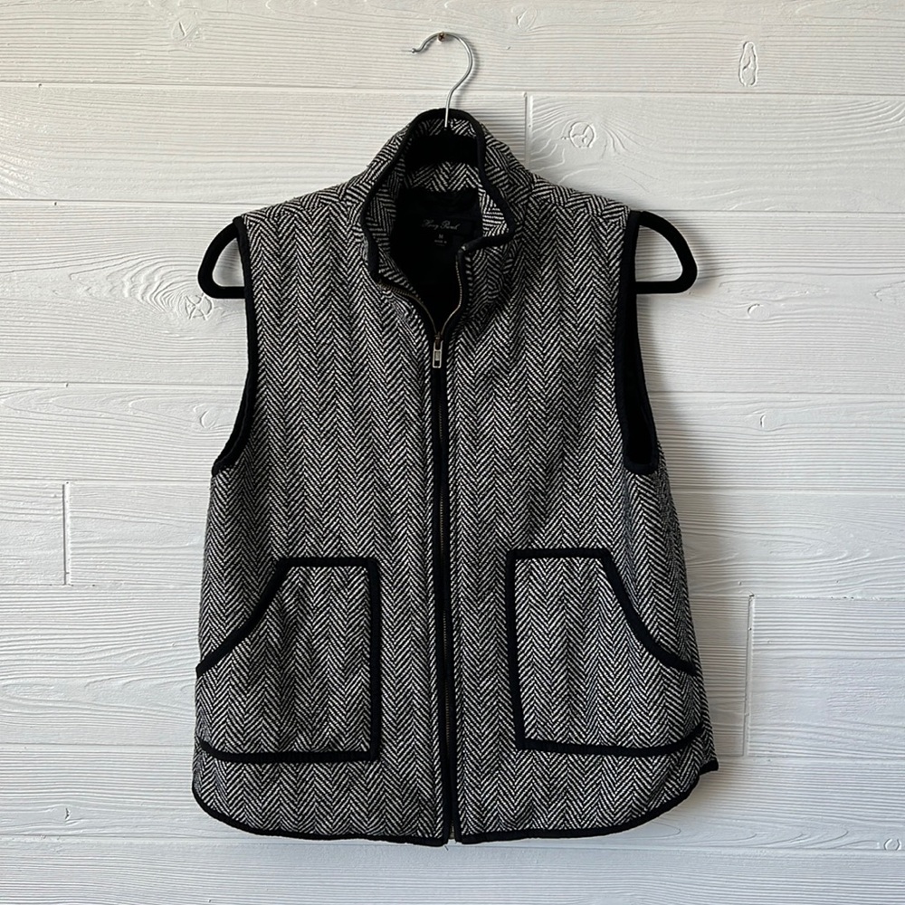 Honey punch herringbone style zip up vest lined with pockets size medium